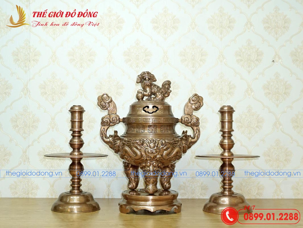 bo-tam-su-dinh-nen-hoa-tiet-rong-dong-do-cao-60cm-01 bộ tam sự đỉnh nến họa tiết rồng đồng đỏ cao 60cm - 01