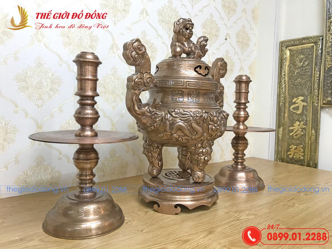 bo-tam-su-dinh-nen-hoa-tiet-rong-dong-do-cao-60cm-02 bộ tam sự đỉnh nến họa tiết rồng đồng đỏ cao 60cm - 02