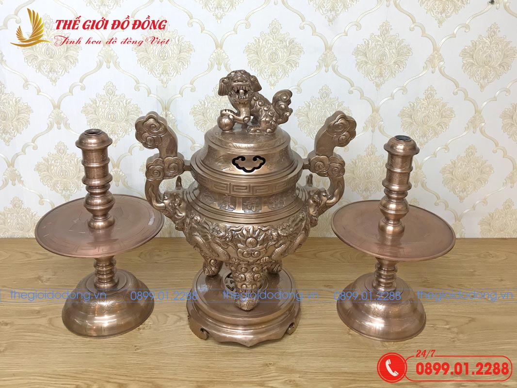 bo-tam-su-dinh-nen-hoa-tiet-rong-dong-do-cao-60cm-03 bộ tam sự đỉnh nến họa tiết rồng đồng đỏ cao 60cm - 03