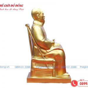 tượng bác hồ đọc báo mặt bên