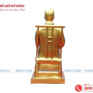 tượng bác hồ đọc báo mặt sau