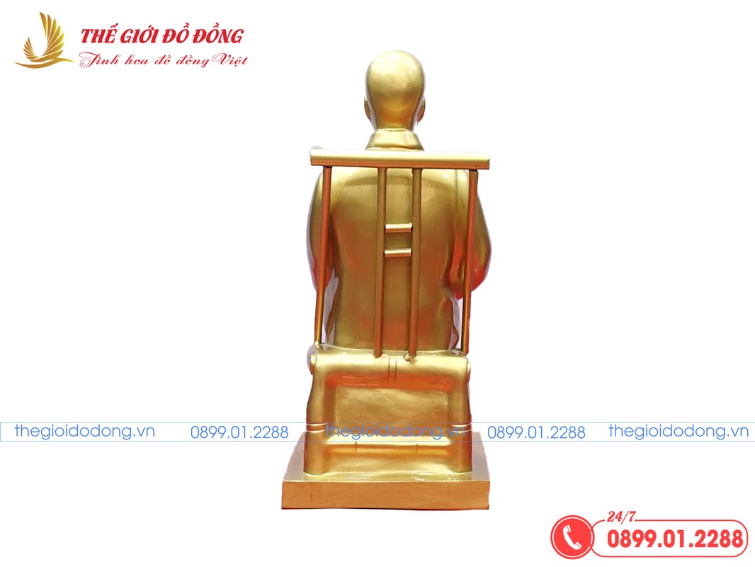tuong-bac-ho-doc-bao-mat-sau tượng bác hồ đọc báo mặt sau